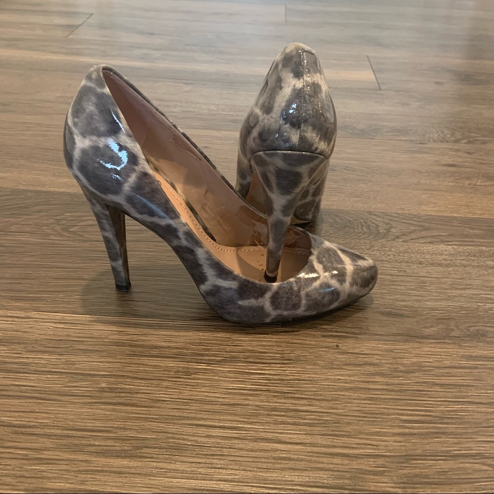 Vince Camuto Gray Leopard Print Pointed Toe Heels - Picture 4 of 4